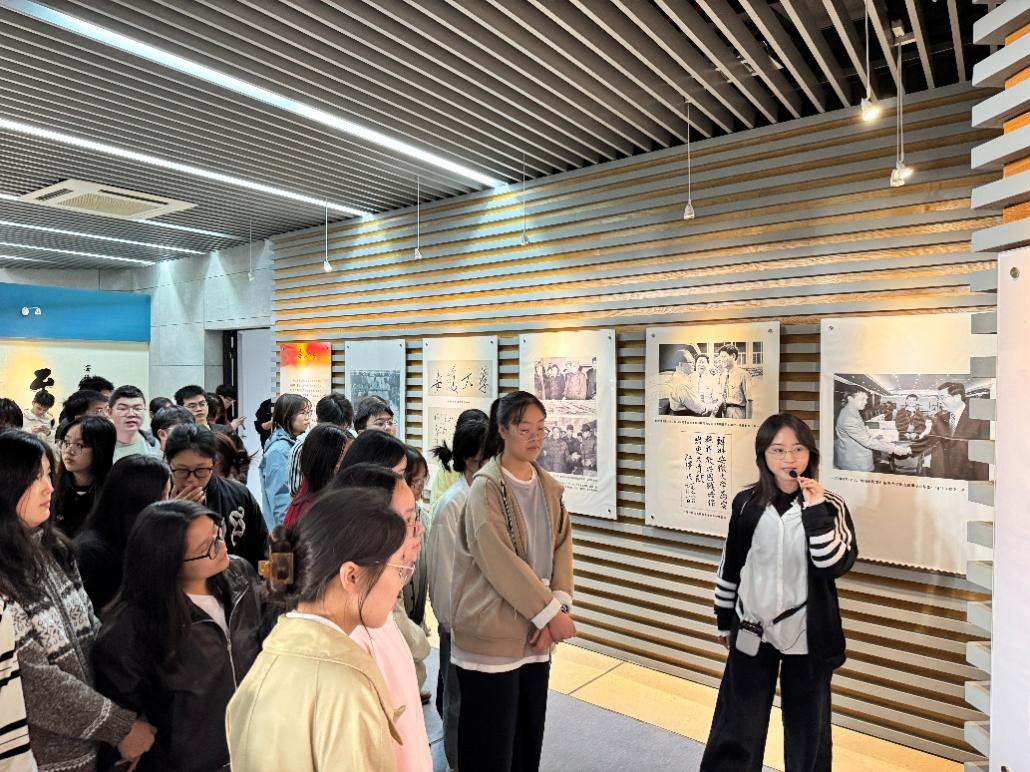 “赓续文脉,砥砺前行”——学院组织2025级研究生参观校史馆